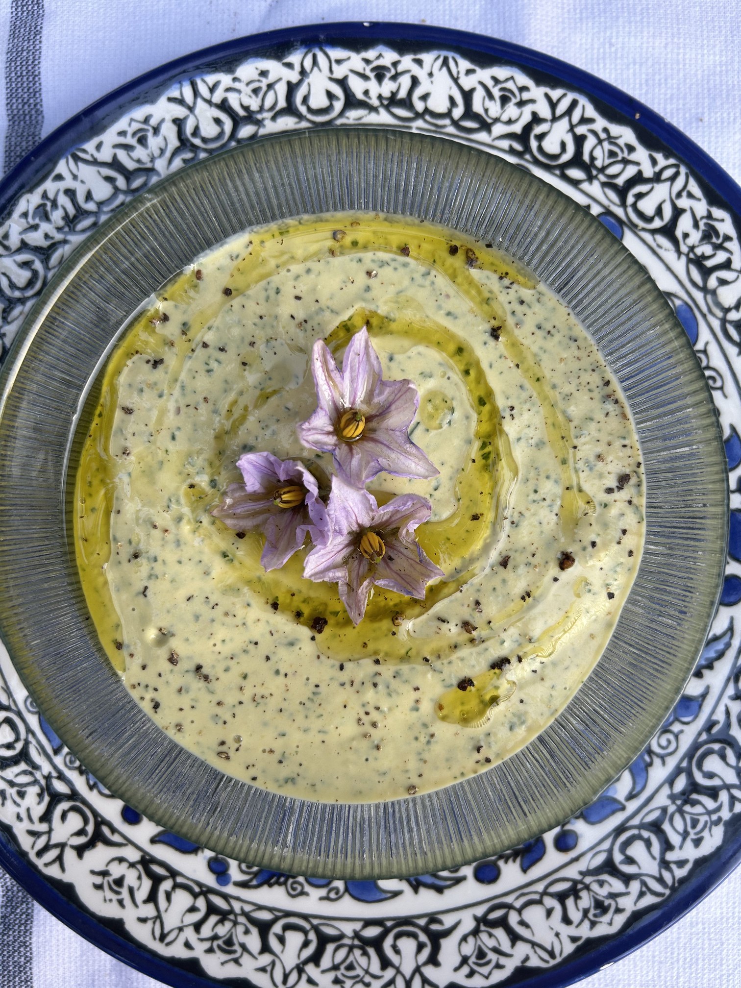 קערה עם מרק קרמי ופרחים אכילים במרכז
